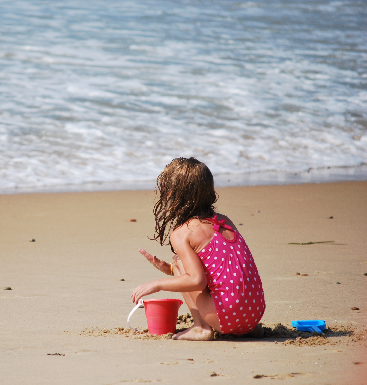 criança na praia