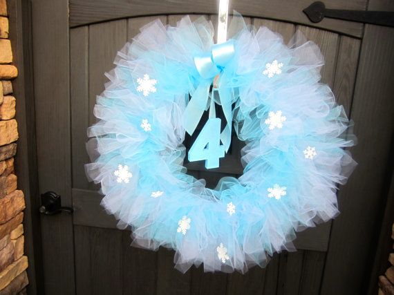 Fonte: https://www.etsy.com/listing/182026631/frozen-inspired-tutu-wreath-frozen-party?ref=sr_gallery_31&ga_search_query=frozen&ga_ship_to=US&ga_search_type=handmade&ga_view_type=gallery