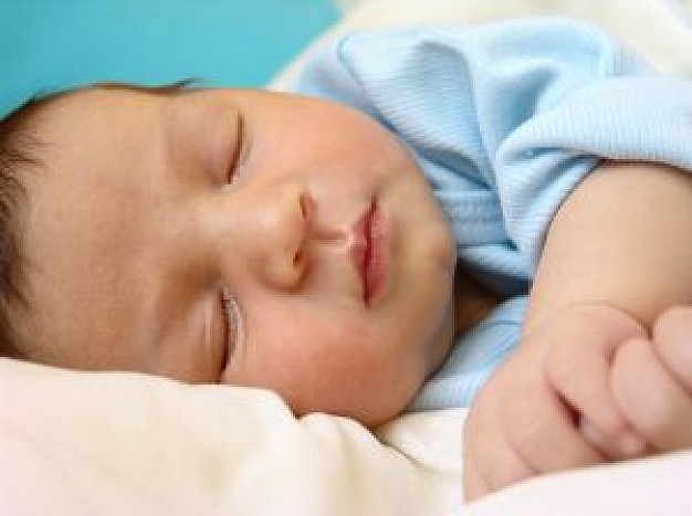 Devo ensinar o bebê a dormir sozinho? | Macetes de Mãe
