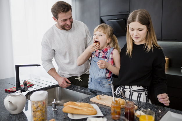 estimular a criança a cozinhar e comer