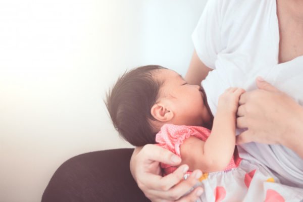O que fazer quando bebê mamar no peito após ter sido apresentado à ...